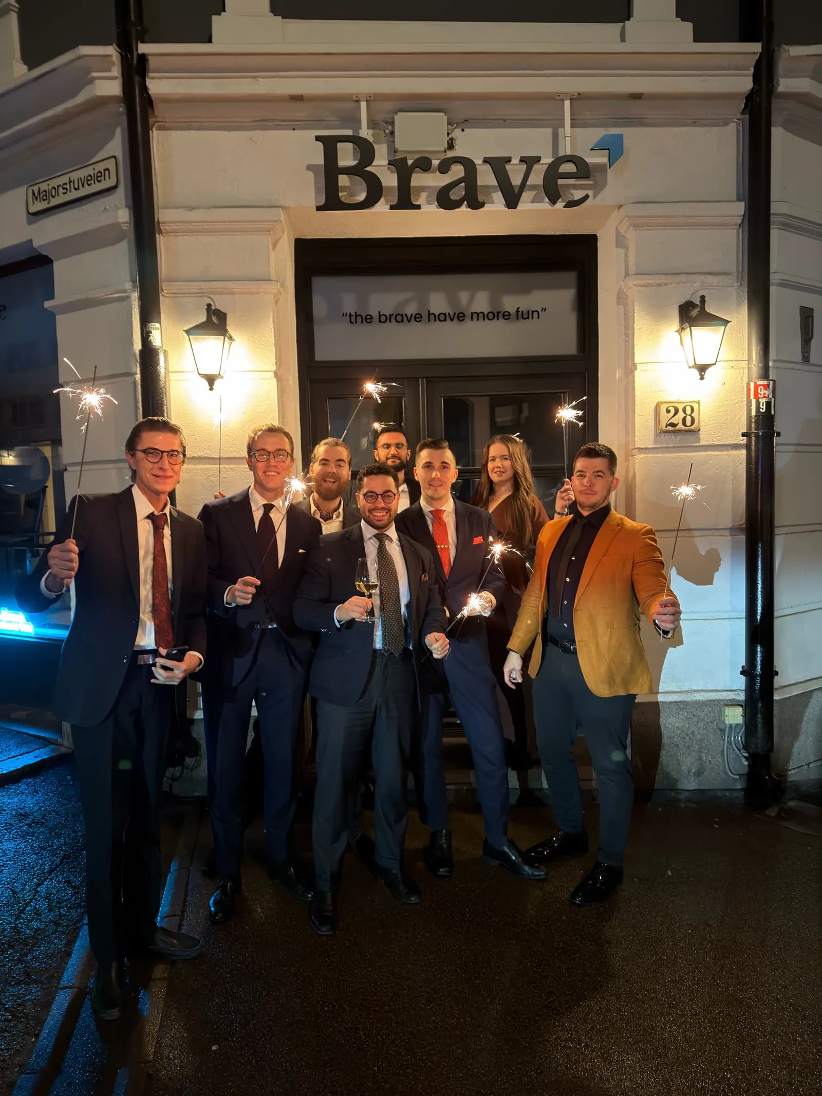 Brave-teamet med stjerneskudd utenfor kontoret i Majorstuveien